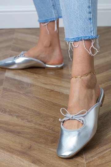 Pantoufles argentées...