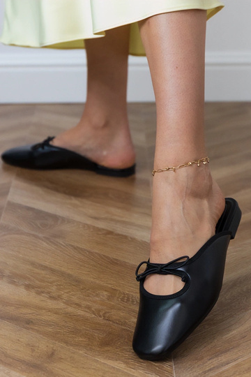 Pantoufles noires fermées...