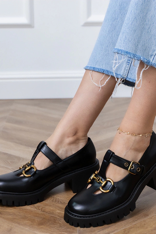 Chaussons noirs à semelle épaisse...