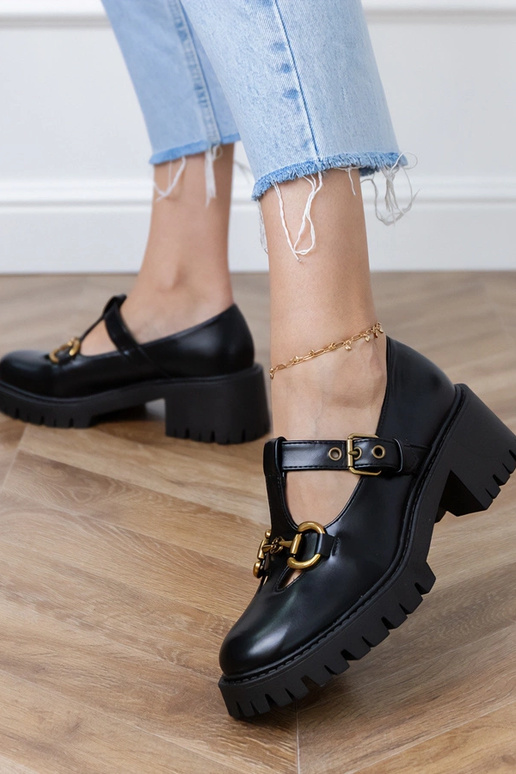 Chaussons noirs à semelle épaisse...