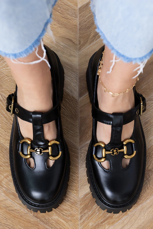 Chaussons noirs à semelle épaisse...