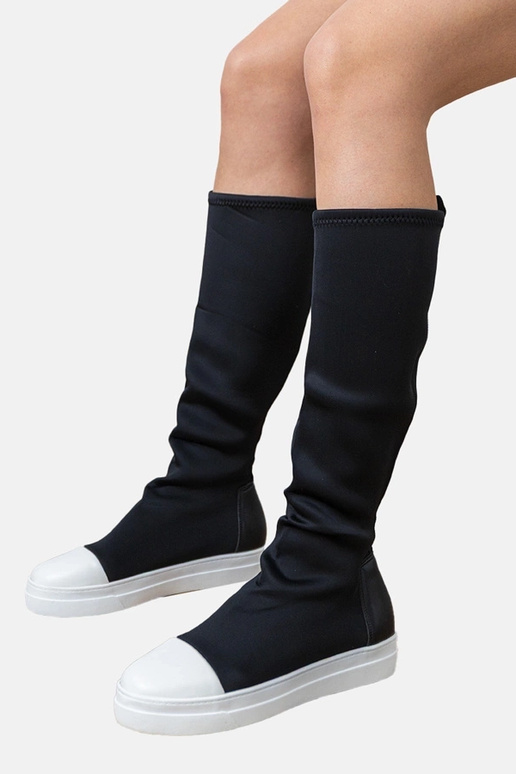 Bottes de sport noires en tissu avec... Bottes de sport noires en tissu avec...