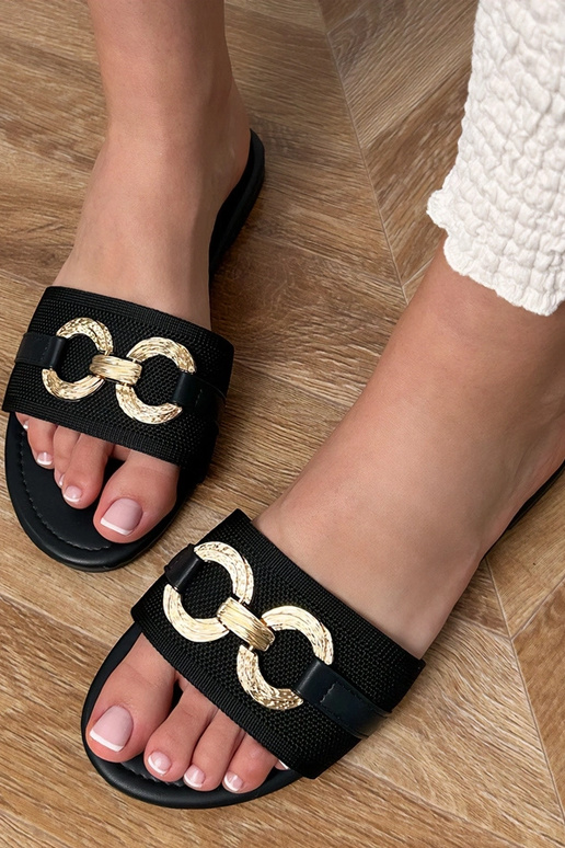 Chaussons noirs avec décoration dorée...