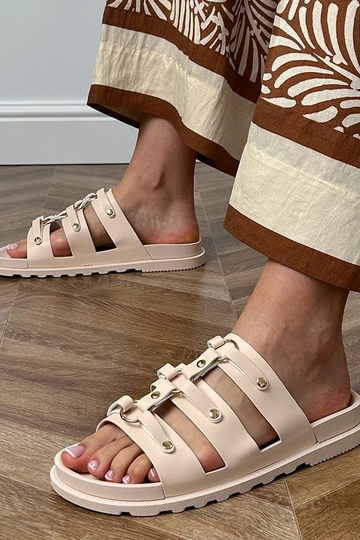 Chaussons romains couleur sable avec clous Elenois