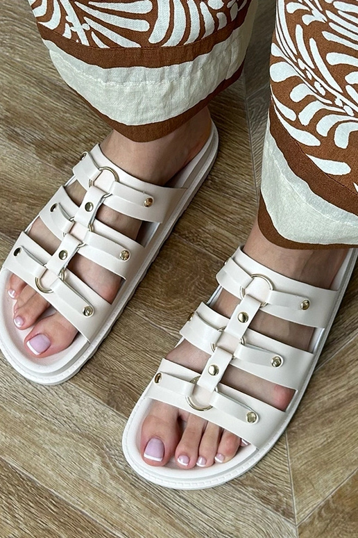 Chaussons romains couleur sable avec... Chaussons romains couleur sable avec...