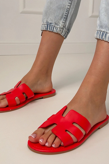 Chaussons rouges décorés de...