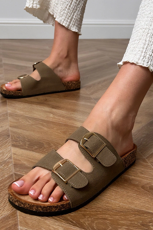 Chaussons verts avec boucles sur... Chaussons verts avec boucles sur...