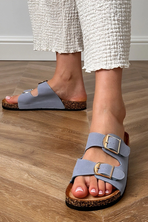 Chaussons bleus avec boucles sur... Chaussons bleus avec boucles sur...