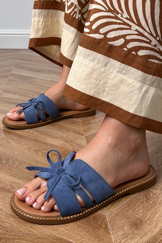 Chaussons bleus avec nœud et... Chaussons bleus avec nœud et...