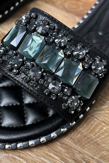 Chaussons noirs décorés de...