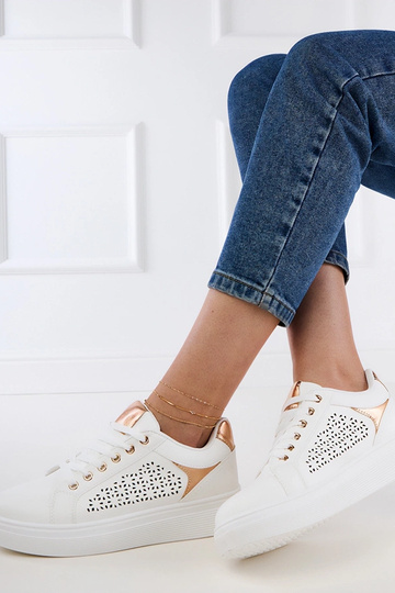Baskets blanches avec des détails dorés sur la plateforme Remmi