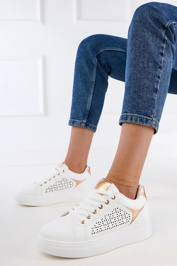 Baskets blanches avec des détails dorés sur la plateforme Remmi 2