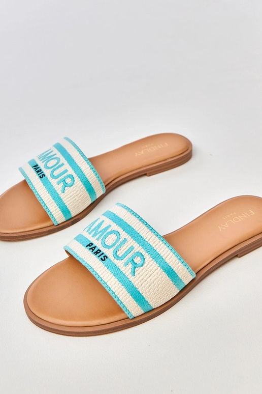 Chaussons bleus avec une bride brodée...