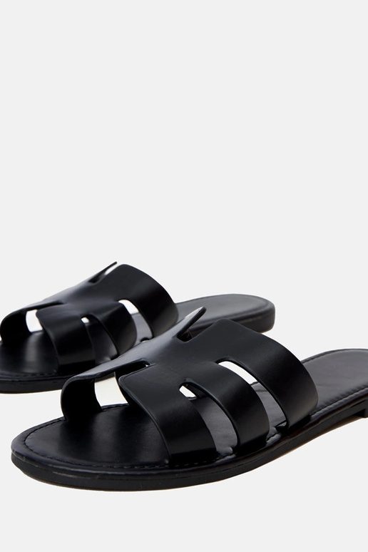 Chaussons noirs décorés de découpes...