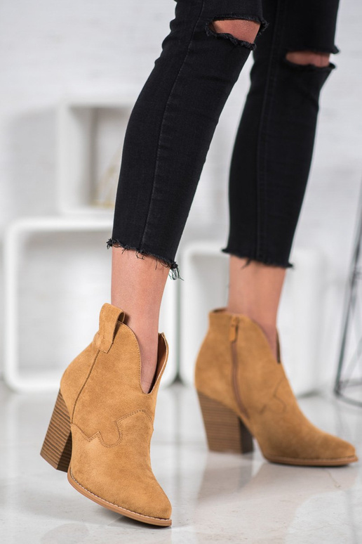 Bottines en daim style cowboy avec... Bottines en daim style cowboy avec...