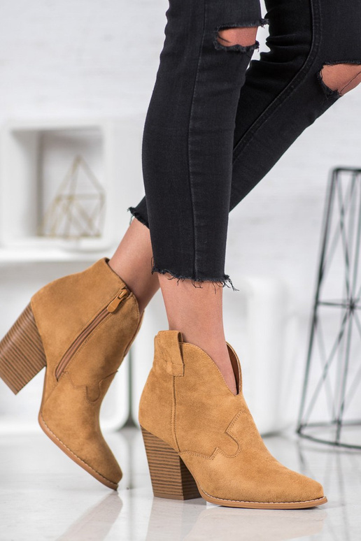 Bottines en daim style cowboy avec... Bottines en daim style cowboy avec...
