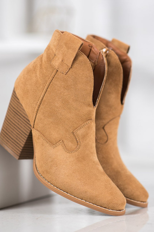 Bottines en daim style cowboy avec... Bottines en daim style cowboy avec...