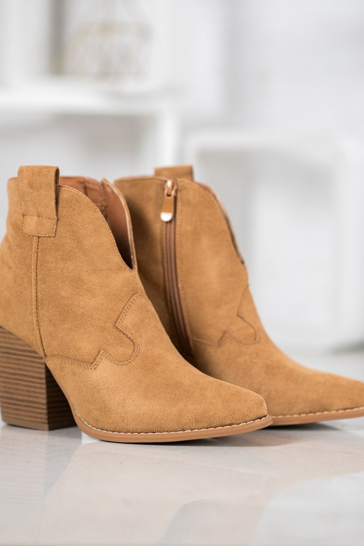 Bottines en daim style cowboy avec... Bottines en daim style cowboy avec...