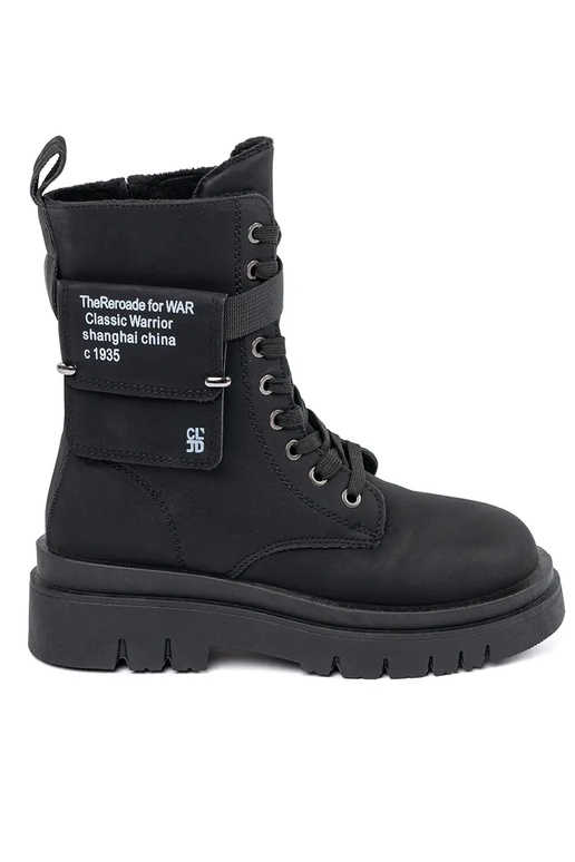 bottes noires avec une poche