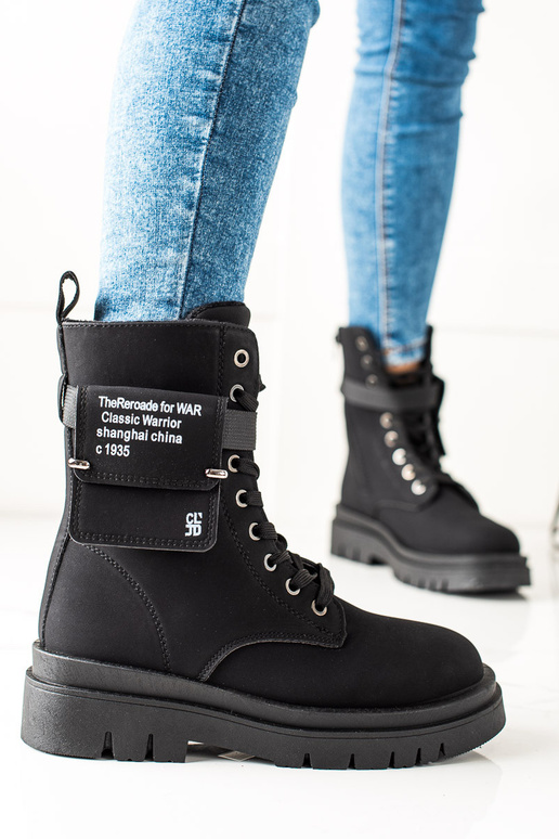 bottes noires avec une poche