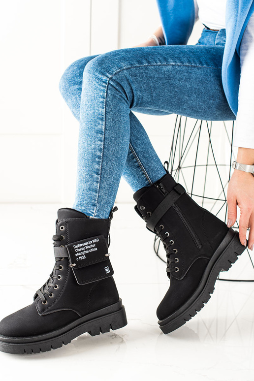 bottes noires avec une poche
