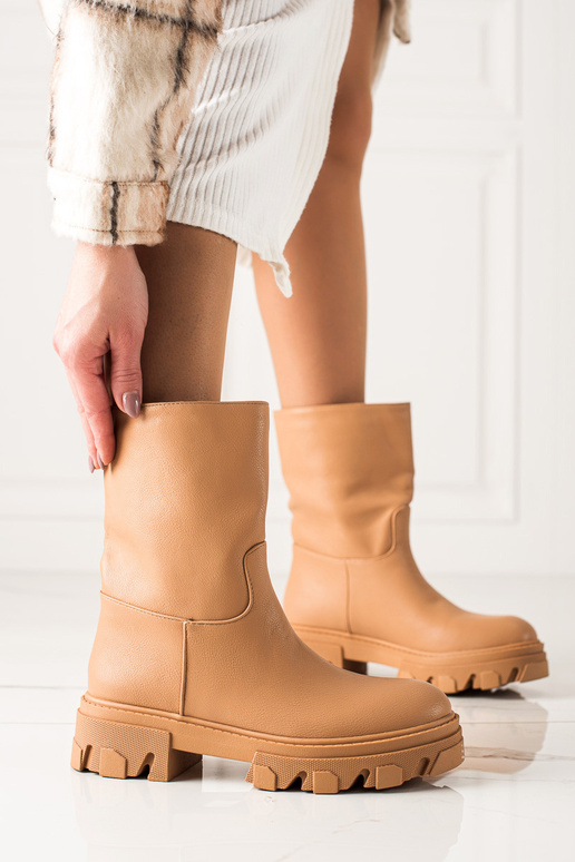 Des bottes camel au design robuste