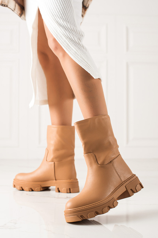 Des bottes camel au design robuste