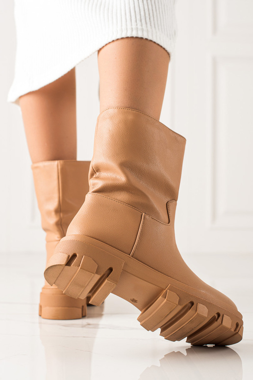 Des bottes camel au design robuste