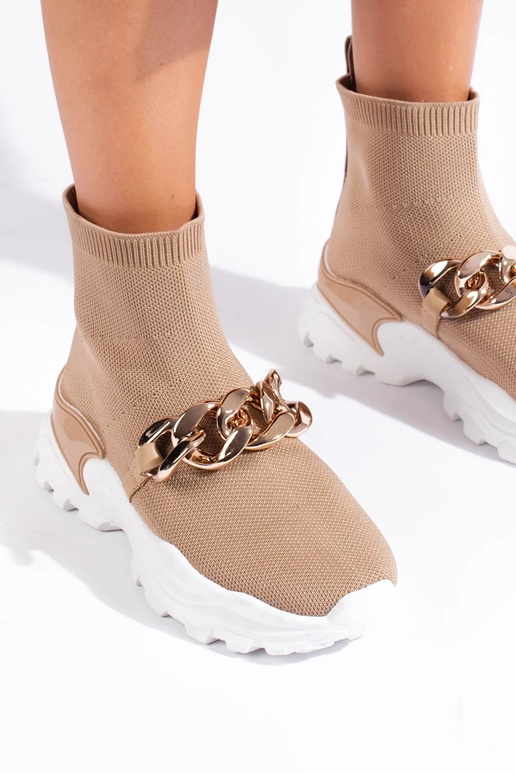 Chaussures modèle baskets avec une... Chaussures modèle baskets avec une...