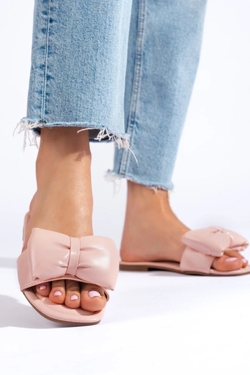 Chaussons roses avec un... 2