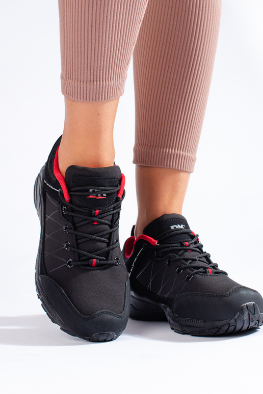 Bottes de trekking noires et rouges...