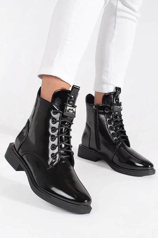 Bottes vernies noires en cuir...