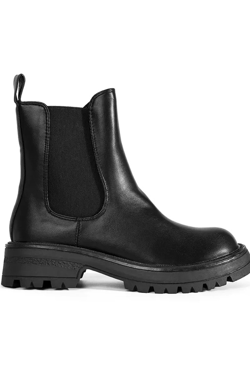 Des bottines noires avec une plateforme Des bottines noires avec une plateforme