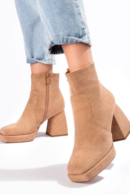 Bottes pour femmes sur un poteau... Bottes pour femmes sur un poteau...