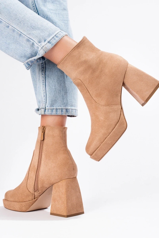 Bottes pour femmes sur un poteau... Bottes pour femmes sur un poteau...