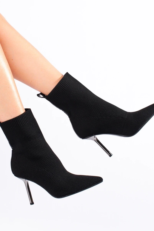 Chaussures ajustées à talons hauts... Chaussures ajustées à talons hauts...