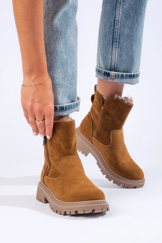 Boots femme isolées en daim marron