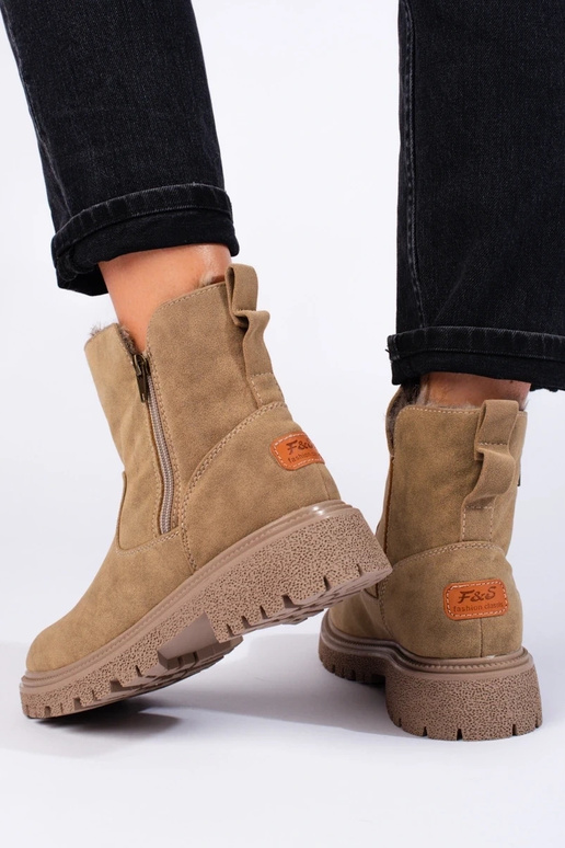 Bottines femme isolées beige foncé