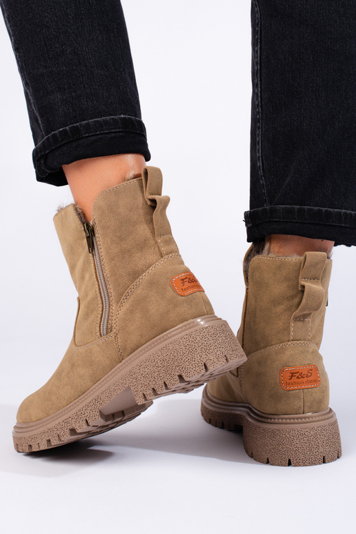 Bottines femme isolées beige foncé