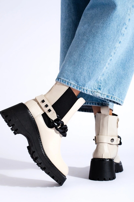 Chaussures pour femmes avec chaîne de... Chaussures pour femmes avec chaîne de...