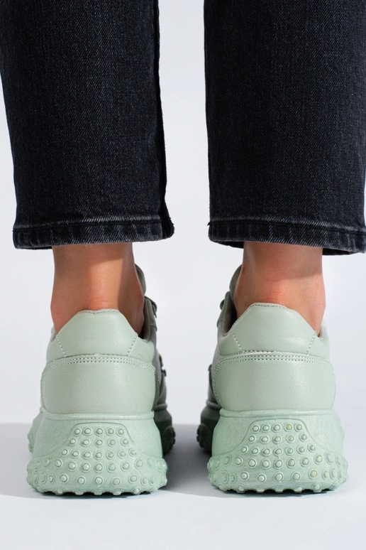 Chaussures modèle Sneakers vert clair...