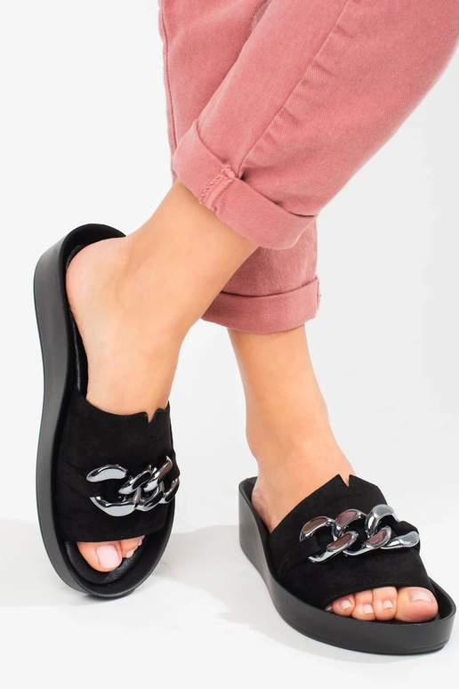 Chaussons noirs avec plateforme... Chaussons noirs avec plateforme...