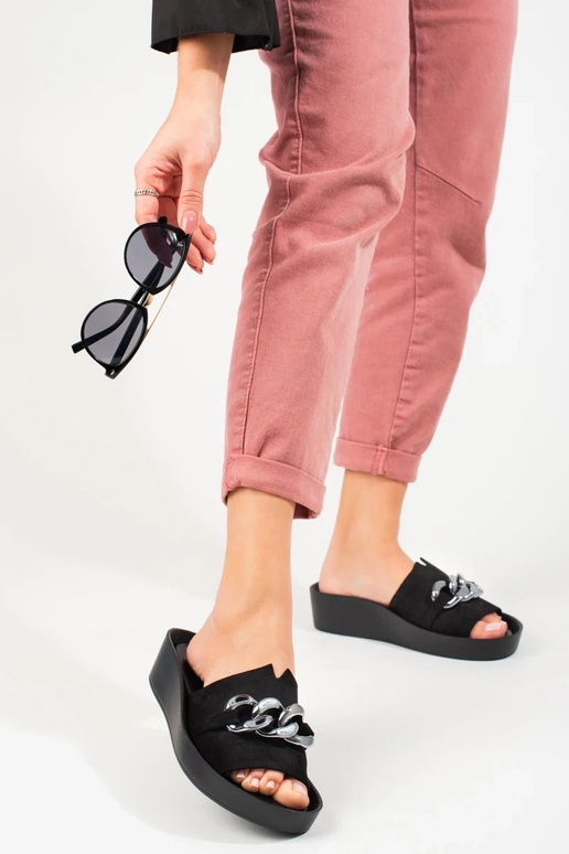 Chaussons noirs avec plateforme... Chaussons noirs avec plateforme...