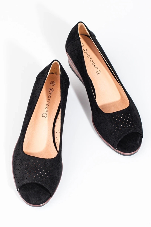 avec des éléments ajourés en daim... avec des éléments ajourés en daim...