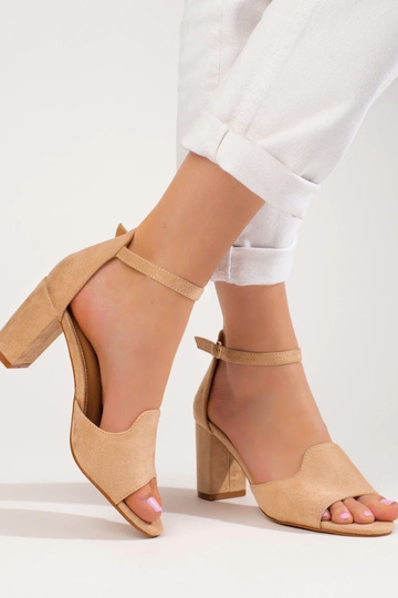 sandales à talons beiges... 2