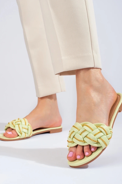 Chaussons de style élégant avec une... Chaussons de style élégant avec une...