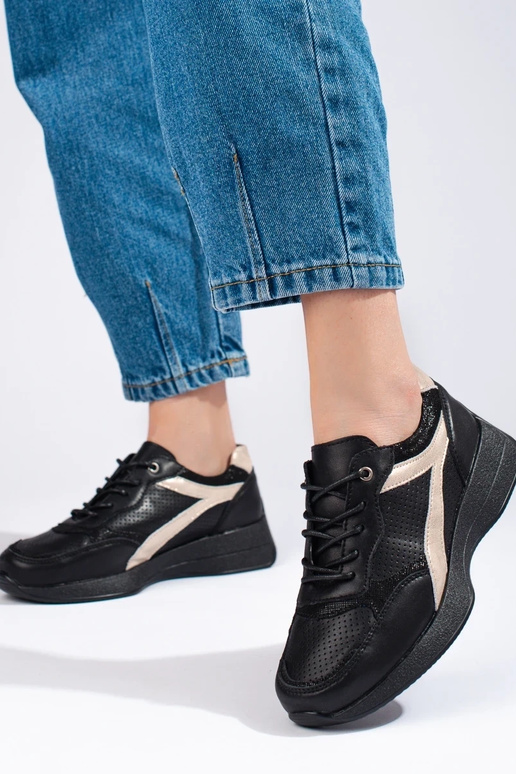 Chaussures modèle baskets noires à... Chaussures modèle baskets noires à...