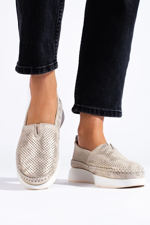 Chaussures en cuir perforées dorées