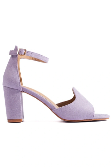 Sandales à talons violettes...