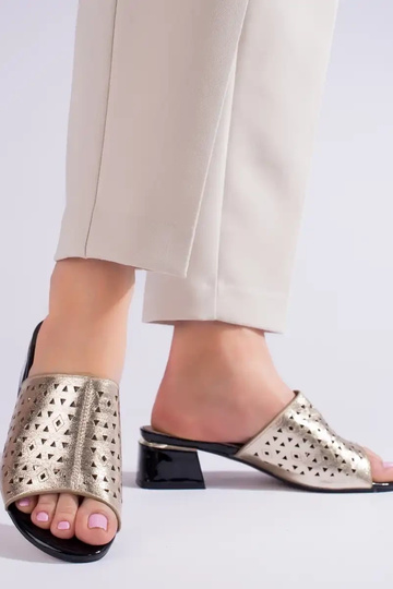 Chaussons dorés à talon bas... 2